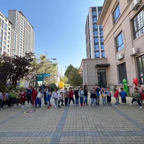 🌺🌸🏵️幼儿园生活就像万花筒缤纷精彩，孩子们的快乐很简单，一日生活是快乐，嬉笑玩闹也是快乐🥰