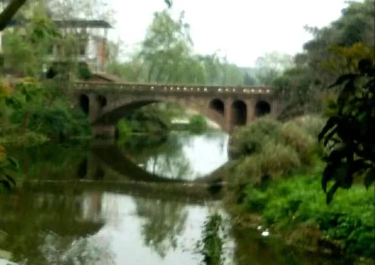 蒙溪河上的拱桥，虽然老拱桥已不复存在了，但依稀还记得她的模样和曾经无数次的经过……怀念她！