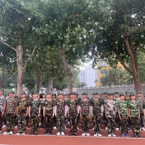 身穿迷彩少年气，神采飞扬正青春