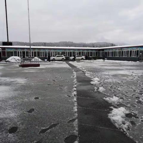 “大手牵小手，冰雪全清走” 车站小学清雪掠影