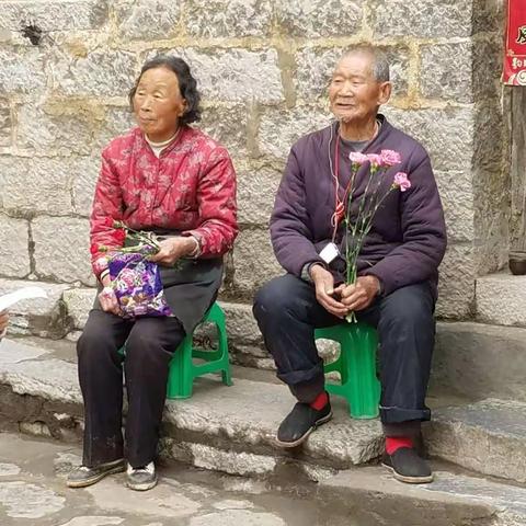 濮阳市实验小学二（1）班小书虫读书社看望空巢老人爱心活动。