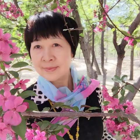 在这春暖花开的季节，踏着清晨的阳光，与👭相约来到了海棠花溪踏青赏花。