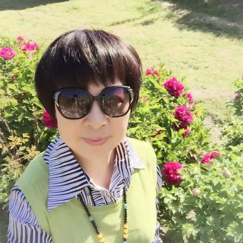 4月23日迎着春天的阳光，与昔日的同事好朋友相约来到奥森公园赏牡丹。