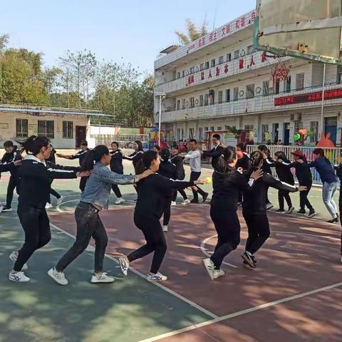 “愉悦身心，携手共进”——平福小学开展庆3.8教师心理拓展活动