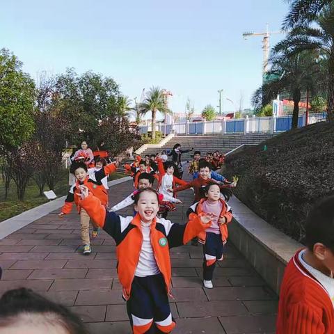 快乐天使幼儿园～学前班“放飞童真，拥抱秋天”秋游活动