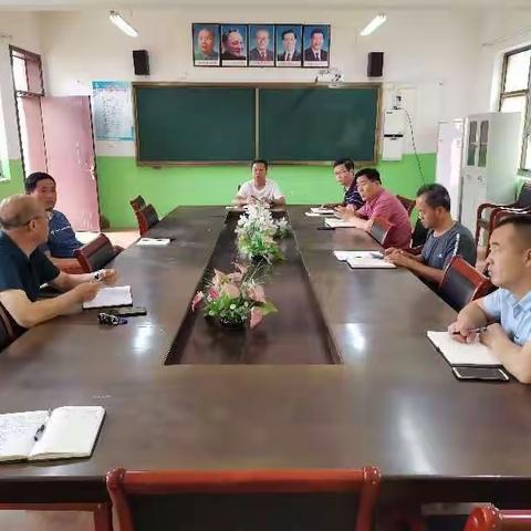 东漳堡中心校开展“我为党旗添光彩”主题党日活动