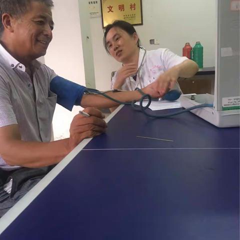 为汤溪小医院点赞 利用村民晚上在家放弃自己休息为我陶寺村村民体验