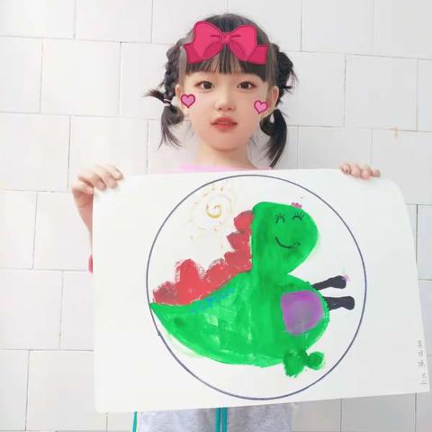 水粉班《香梨》和《小恐龙》