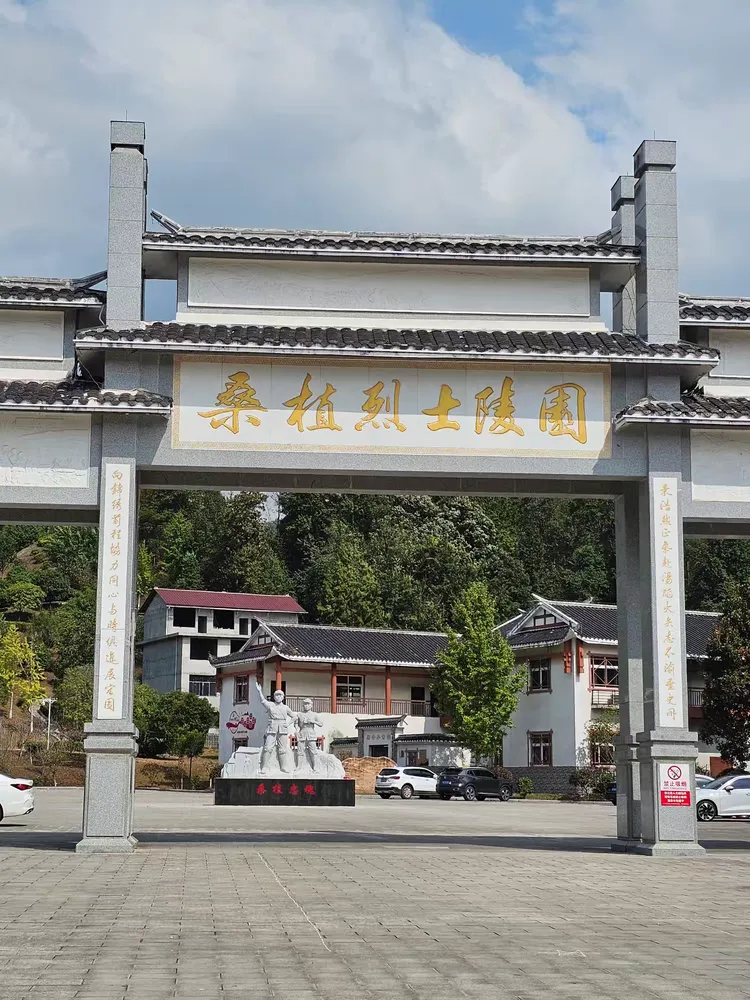 1975年,桑植县政府按原貌修复贺龙故居