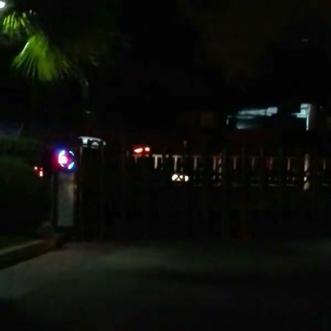 夜查保安各岗情况。