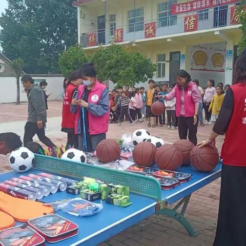 迎六一爱心人士给山区小学捐赠体育器材爱心包
