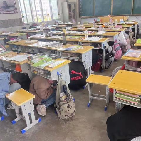 拐河镇实验小学综合演练筑牢校园安全防线(刘文方 宋建立)