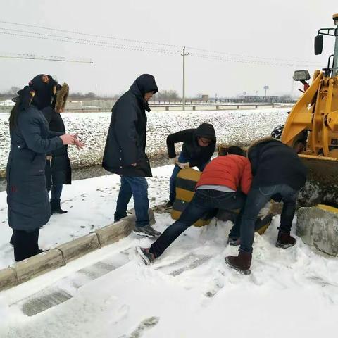 西安市太平河继续消除积雪安全隐患