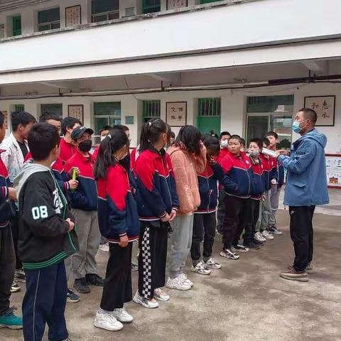 翎羽飞扬，与爱同行---车拉九年制学校羽毛球社团