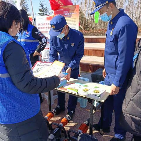 环翠大队践行助力区委宣传部“五为”文明实践暨环翠区“新时代美德健康生活方式”志愿服务活动进行消防知识