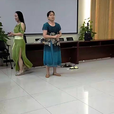 南山社区长青老龄大学舞蹈班团建活动纪实。