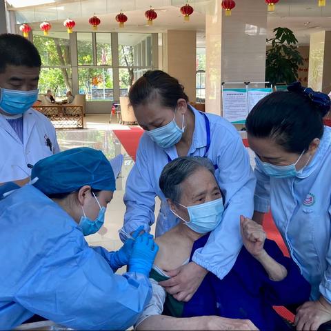 周末疫苗“送上门”，服务老人“零距离”