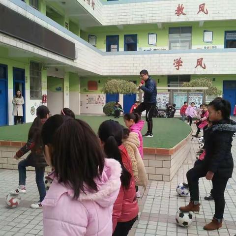 足球快乐童年 激情洒满校园——西关小学利用周日开展师生足球专项培训活动