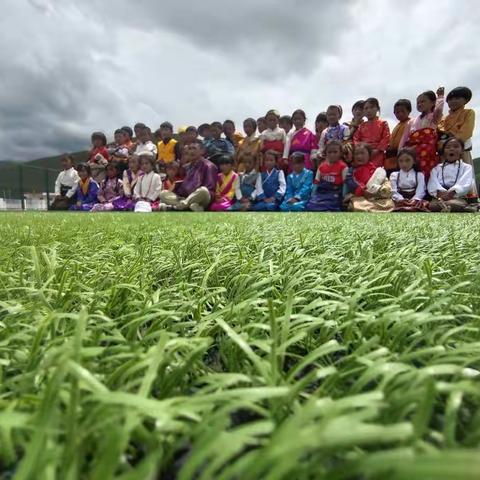 དགའ་བདེ་རྫོང་གཙང་ཞོལ་མ་བྱིས་སྐྱོང་གླིང་གི་སྐབས་དྲུག་པའི་མཐར་ཕྱིན་མཛད་སྒོ下藏科乡幼儿园第六届毕业典礼