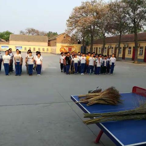 印记四小——第四小学组织了以“如何高效打扫卫生和拒绝占道经营”为主题的教育活动