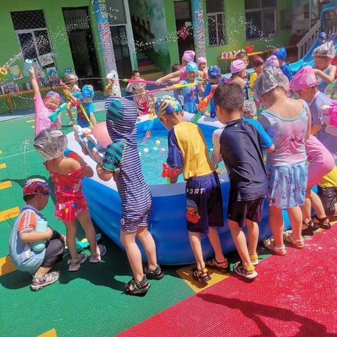 《泡沫之夏，夏日狂欢》———三山童乐幼儿园中一班夏日嗨翻天活动