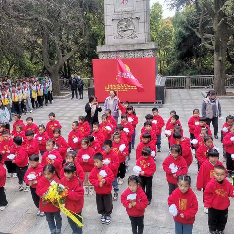 三山童乐幼儿园大班72名幼儿在老师的带领下,来到了令人敬仰的三山烈士陵园,举行祭扫烈士墓活动。