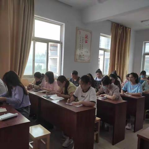 凝心聚力干劲足 耕耘奋进新学期 ——香山街小学召开新学期第一次班主任例会