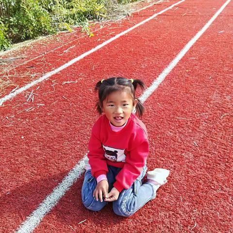 这么好的天气带孩子们亲近大自然，自己探索自己发现的新奇世界。