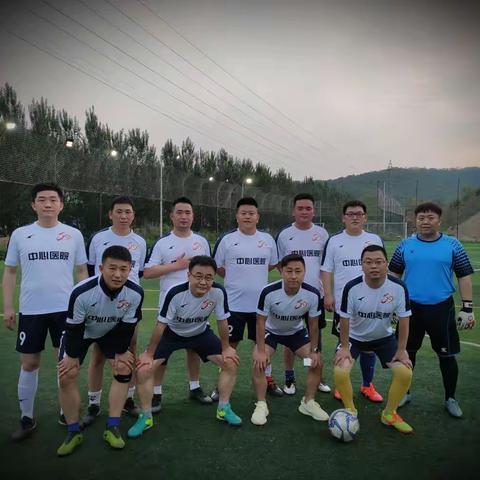 抚顺市中心医院足球队为医院五十华诞献礼