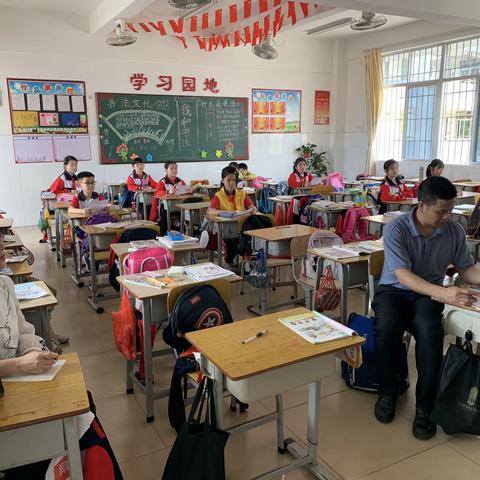 弘扬雷锋精神，争做新时代的活雷锋！