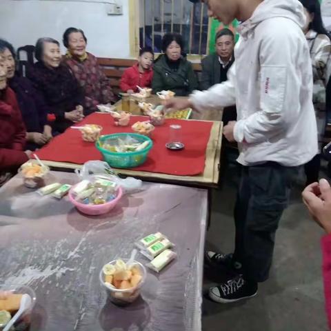 爱心满满，六年接力！为当今的大学生服务行动点赞！为社区志愿者点赞！