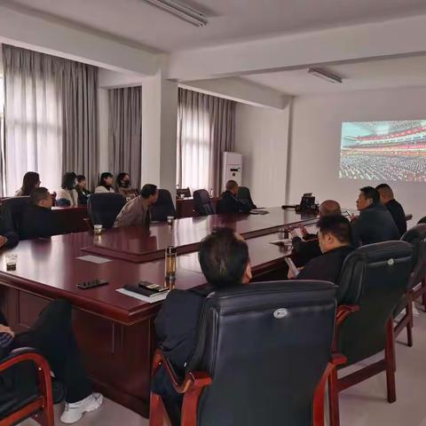 岚皋县自来水有限公司集中收看党的二十大开幕会，认真聆听学习习近平总书记所作的二十大报告