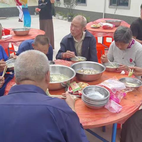 “温馨饺子宴，情暖老人心”丰集镇曹楼村开展饺子宴活动