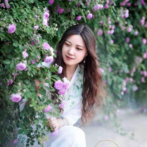 蔷薇花下的女人