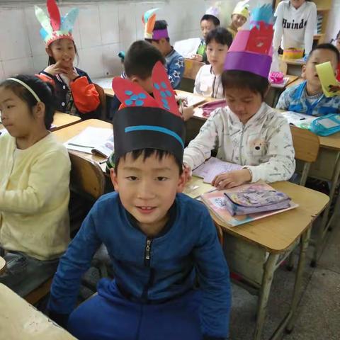 吉师附小三3班印第安人头饰秀，哈哈，猜猜我们上什么课