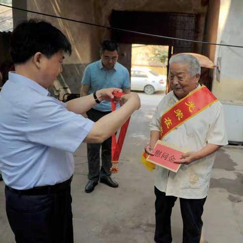 开发区党工委书记范晓东到长村张街道慰问老党员