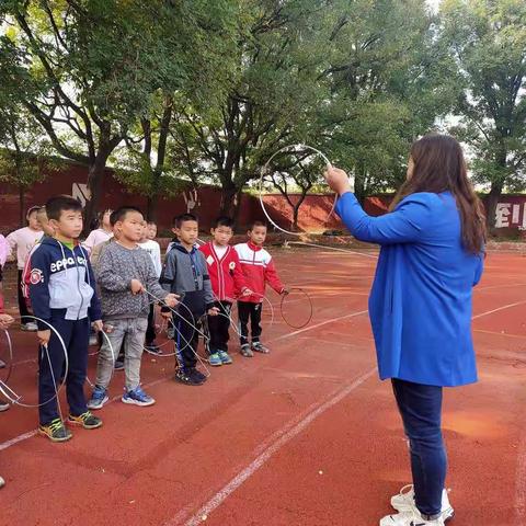 滚铁环让学生爱上操场                         ---路井镇学校乡村少年宫开展滚铁环社团活动