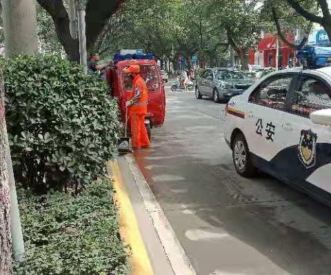 三级路长李红卫进行日常巡查