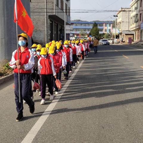 试马镇中心小学组织师生到敬老院陪孤寡老人过重阳节