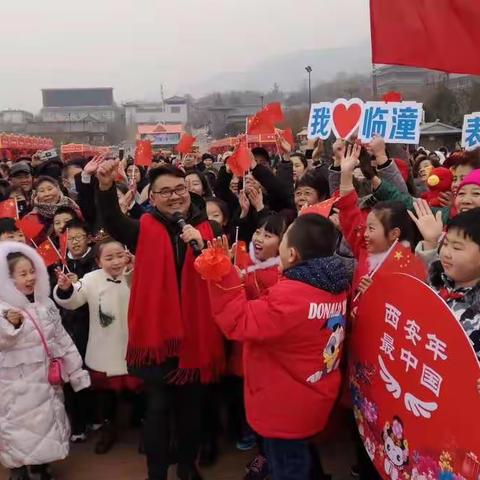 临潼两场红色快闪，千名游客市民齐声高歌表白伟大祖国