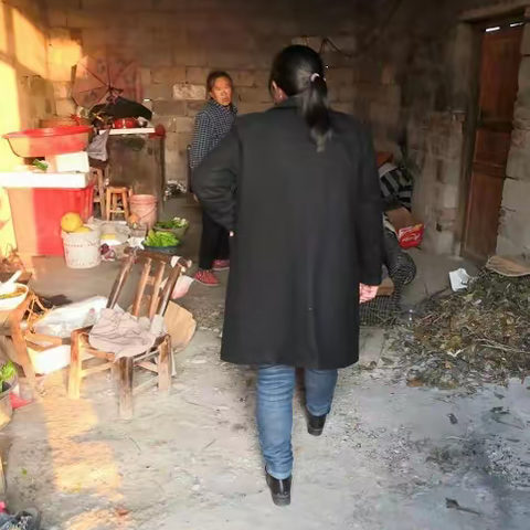 2021年“迎新春送温暖、稳岗留工”“九个一”活动:栗树村书记腊月二十九慰问空巢老人