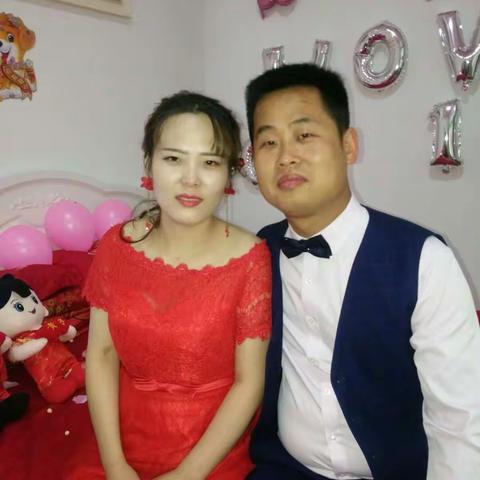 红地毯走来情手相牵的新婚小夫妻