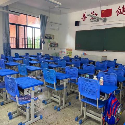 “齐心协力，窗明几净”湘一南湖小学一年级四班家长为教室打扫卫生