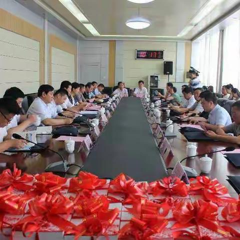 【实干郊区】区委书记金所军参加全区劳模座谈会暨《时代的音符》赠书仪式