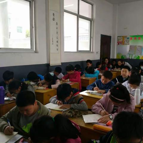 英语单词听写竞赛掠影