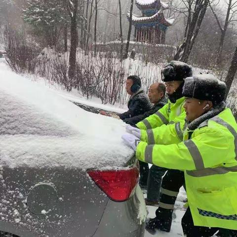 监管大队全警上路战冰雪保畅通