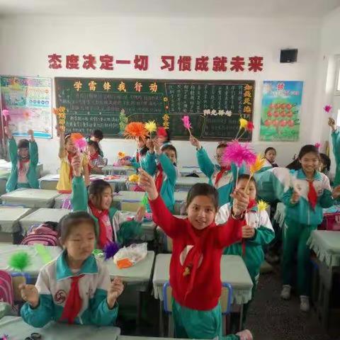 纸在手中，情在心中！   ------西城小学手撕花开社团拓展活动课简讯。