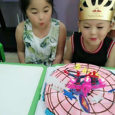 祝清华优才幼儿园蒙氏中二班常泽睿宝贝四岁生日快乐👑👑👑