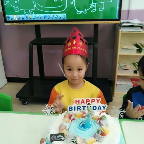 🎉🎉🎉祝清华优才幼儿园蒙氏中二班岳楚词宝贝四周岁生日快乐👑👑👑