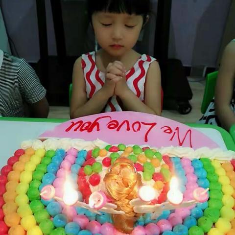 祝清华优才幼儿园蒙氏中二班胡若曦宝贝四周岁生日快乐👑👑👑